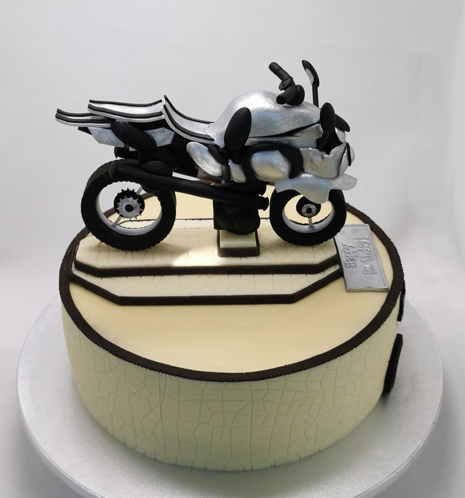 Gâteau moto decoration en roue vegan, sans gluten