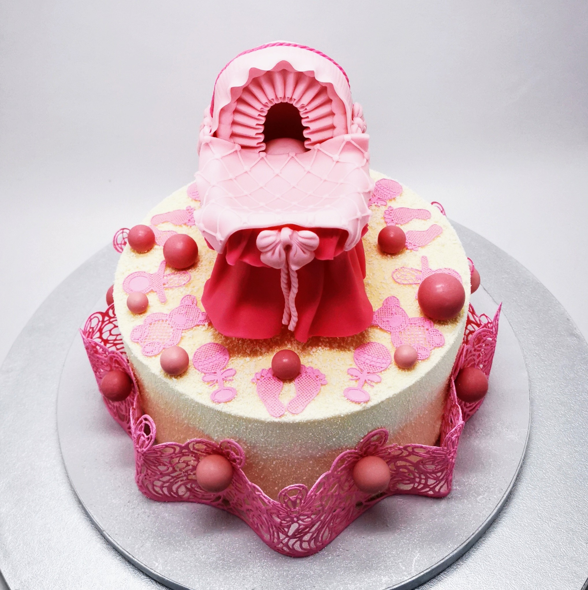 Optez pour un gâteau tout de rose vêtu et personnalisé avec son prénom pour  le 1er anniversaire de votre fille