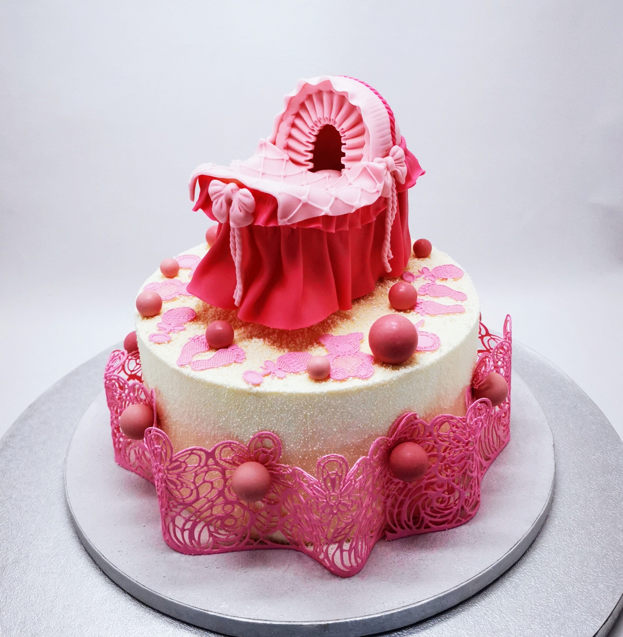 Optez pour un gâteau tout de rose vêtu et personnalisé avec son prénom pour  le 1er anniversaire de votre fille